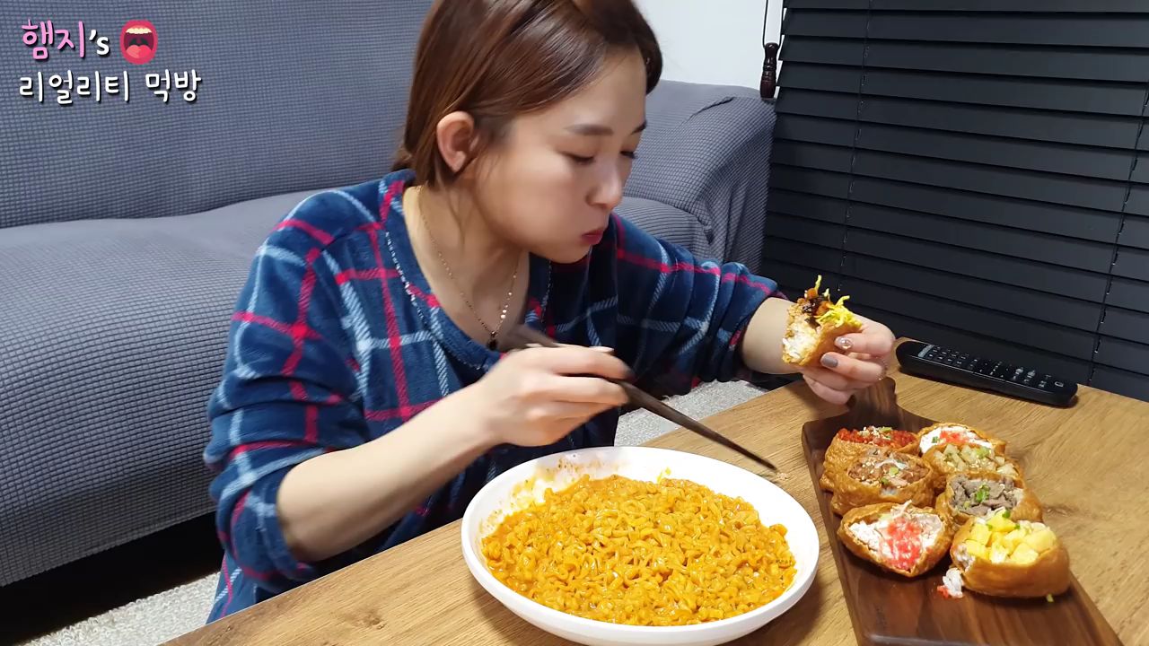 【Hamzy】韩国小姐姐真实吃播:)火鸡面&务种油豆腐寿司饭后甜点 马卡龙